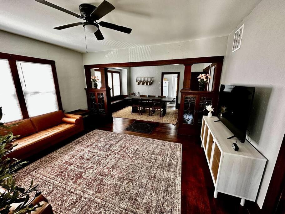 Mrs. Hughes Cottage - 2 Bedroom House W/ Parking Hamilton Buitenkant foto