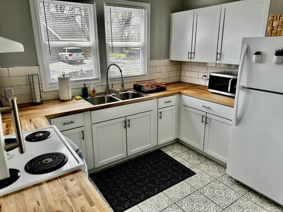 Mrs. Hughes Cottage - 2 Bedroom House W/ Parking Hamilton Buitenkant foto