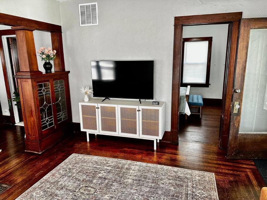Mrs. Hughes Cottage - 2 Bedroom House W/ Parking Hamilton Buitenkant foto