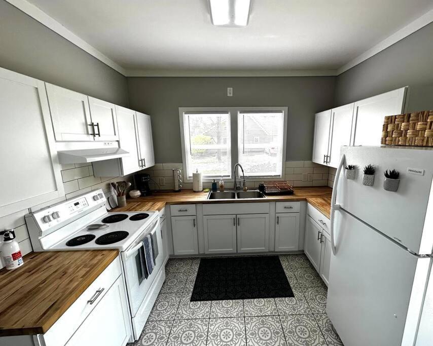 Mrs. Hughes Cottage - 2 Bedroom House W/ Parking Hamilton Buitenkant foto